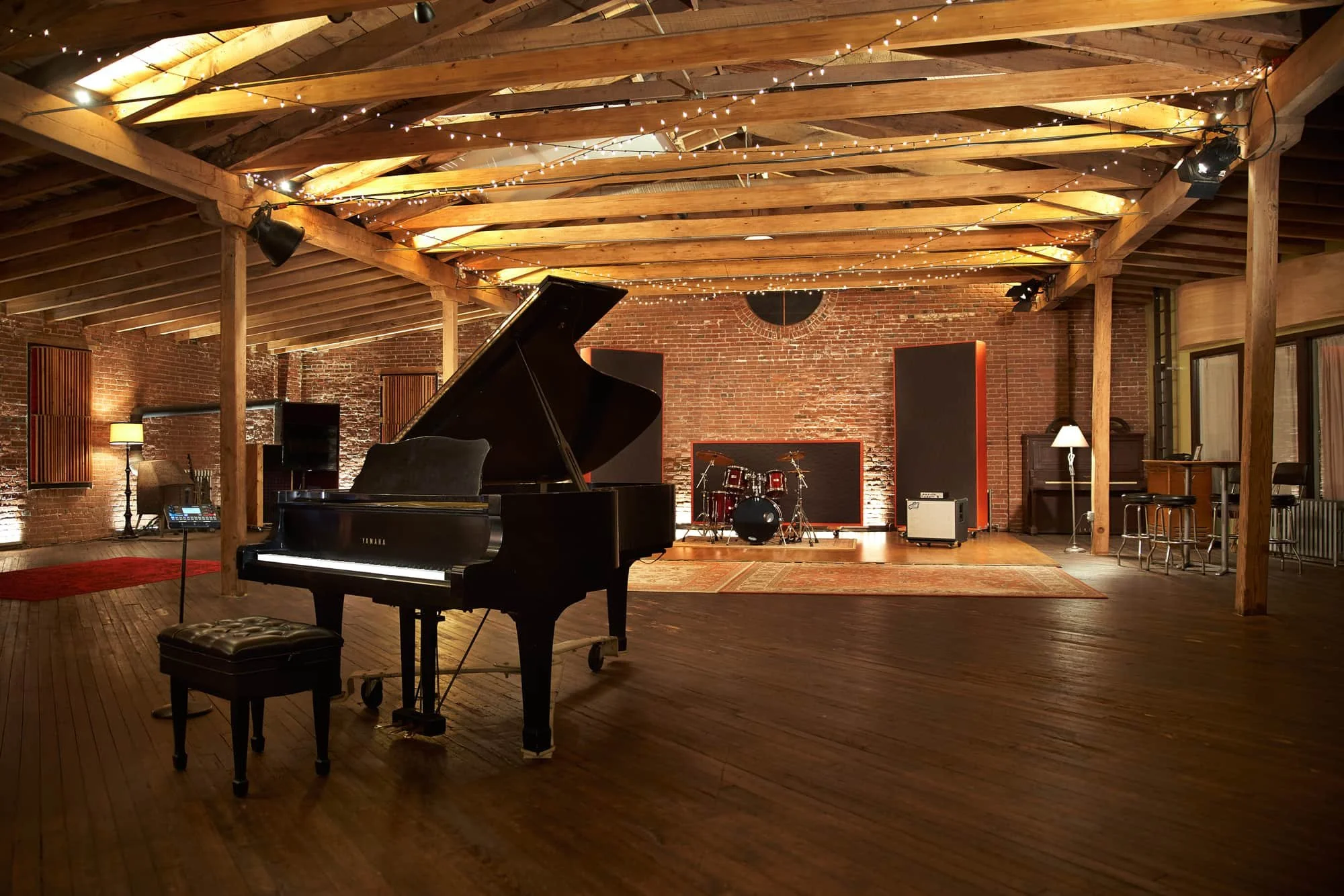 Large live room with high ceilings for band recording